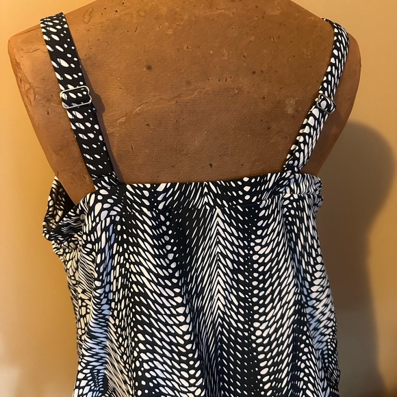 Tankini top- only black and white pattern builtin bra for support - Picture 2 of 5